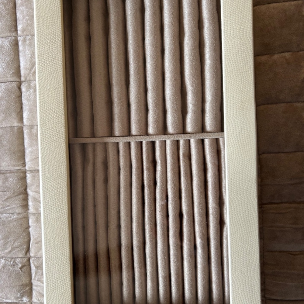 WOLF hinged lid jewelry case - Picture 2 of 8